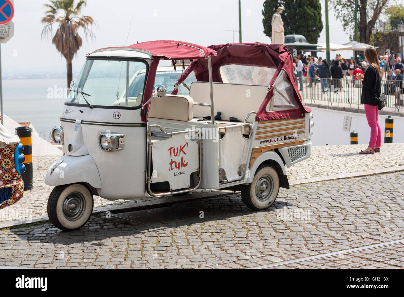 Piaggio Ape Tuk Tuk in Lissabon Portugal Stockfoto