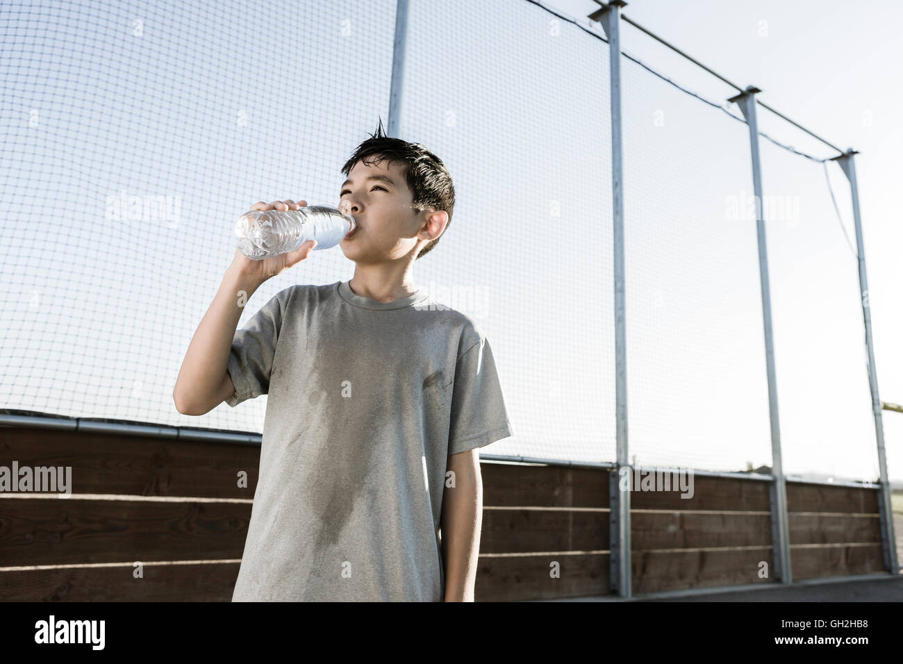 Junge trinkt Wasser an einem heißen Tag. Stockfoto