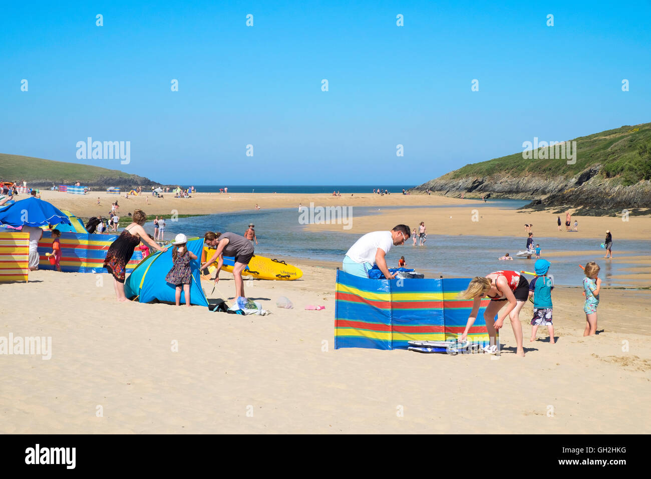 Familien am Strand von Crantock in der Nähe von Newquay in Cornwall, England, UK Stockfoto