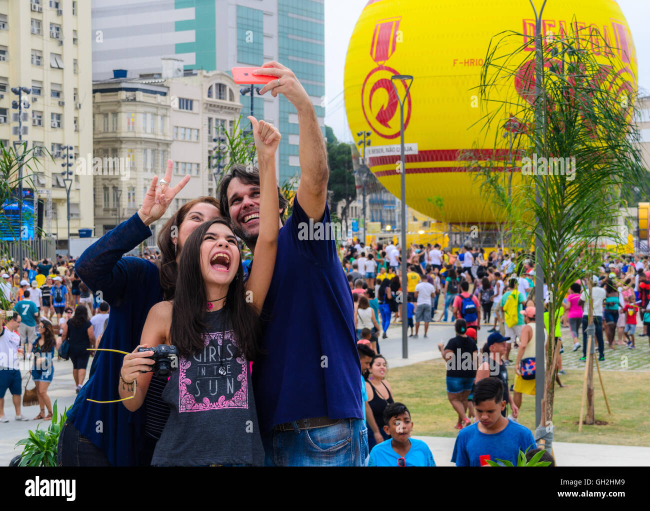 Der Rio Olympic Kessel für die Spiele 2016 in Rio befindet sich in der Olympic Boulevard der Stadt. Eine Familie genießen Sie einen Tag Stockfoto