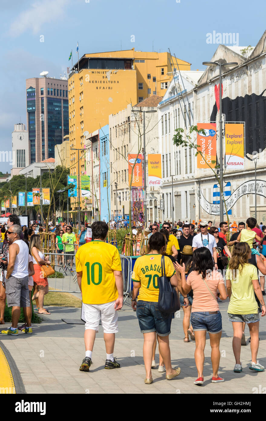 Touristen und Besucher Fuß entlang der Olympic Boulevard im Hafengebiet von Rio De Janeiro während der Olympischen Spiele 2016 in Rio Stockfoto
