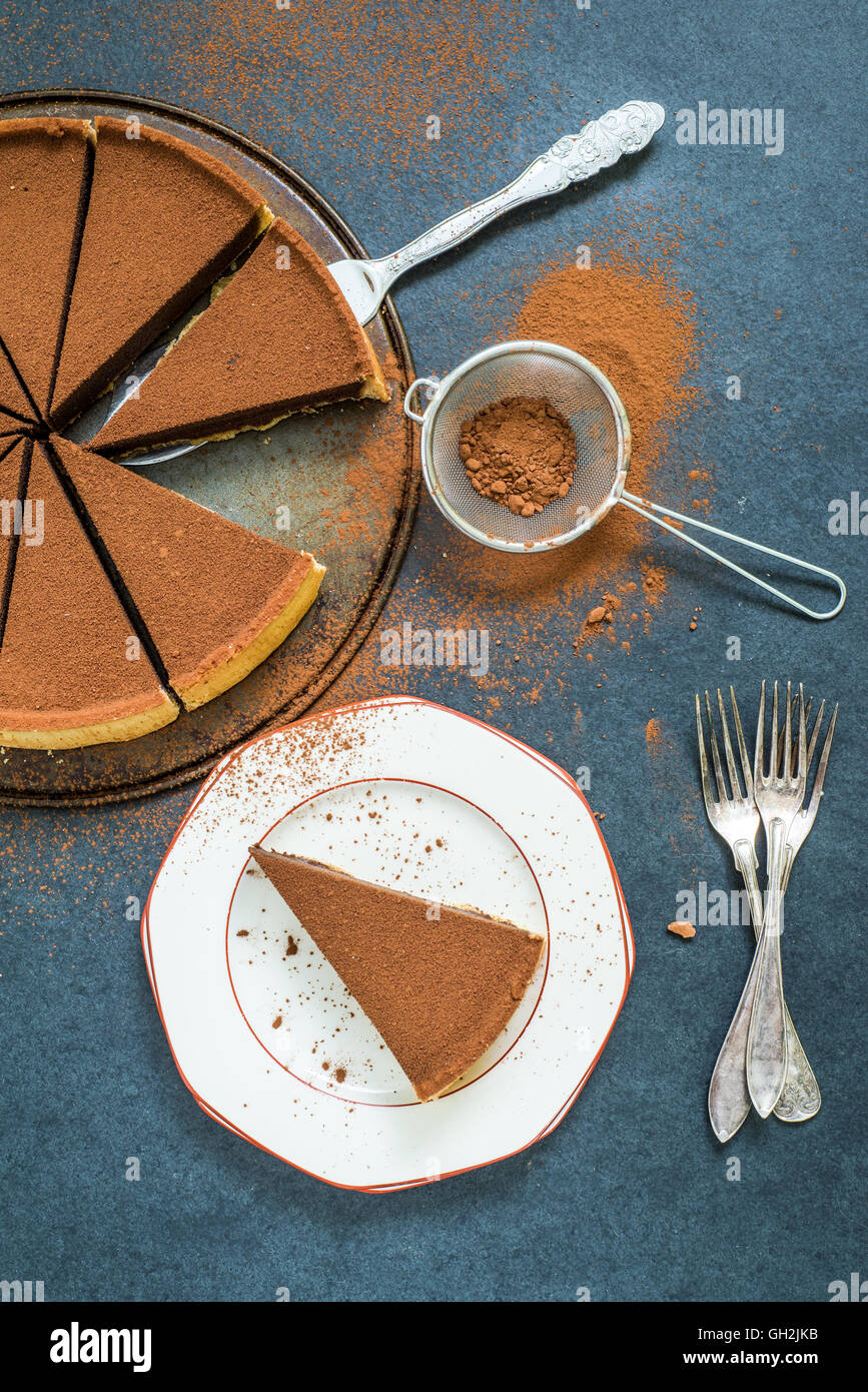 reicher dunkle Schokolade Kuchen, von oben geschnitten Stockfoto