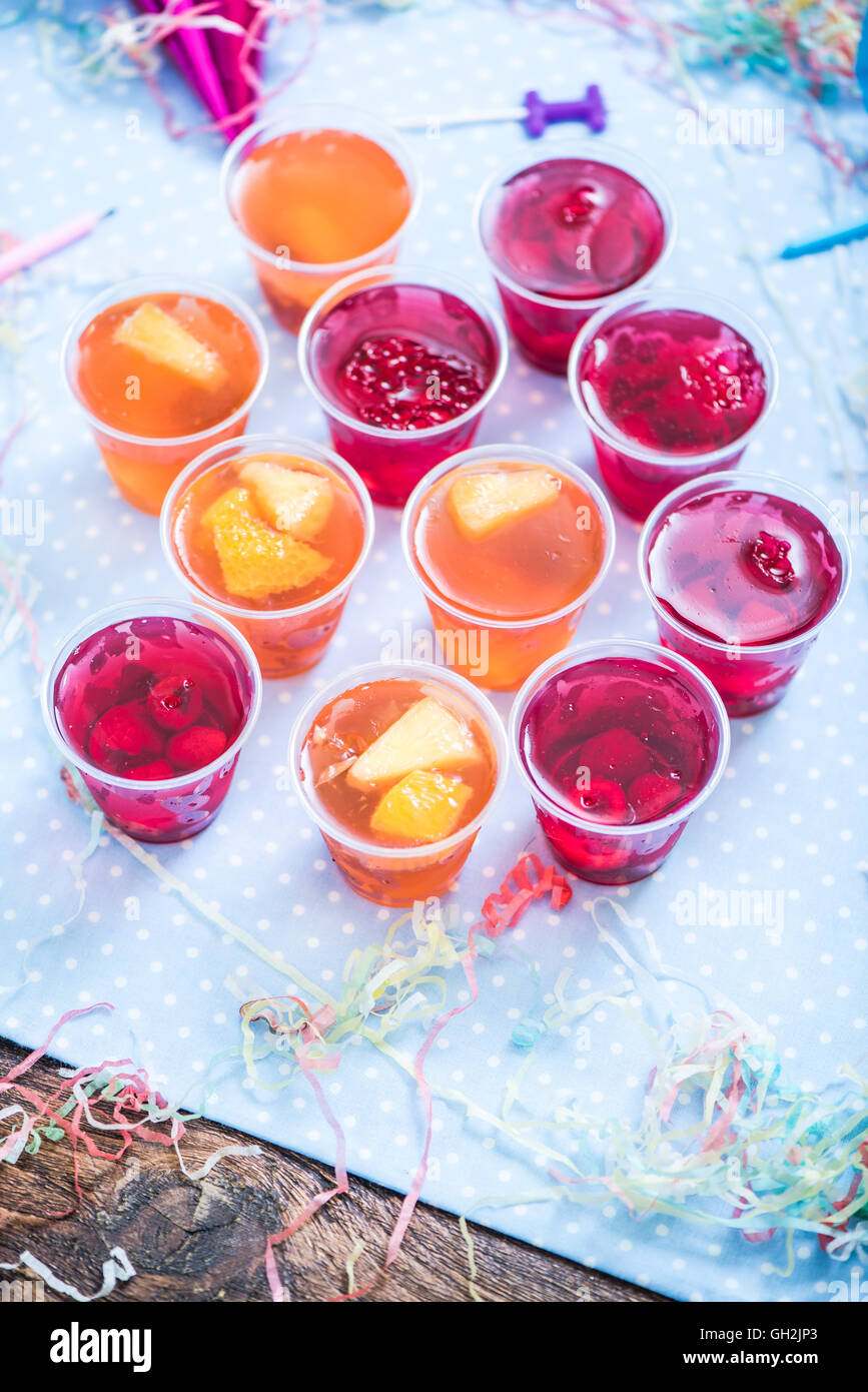 Frucht-Gelee, Geburtstag oder Garten-Kinder party Essen auf lebendige Tisch Stockfoto