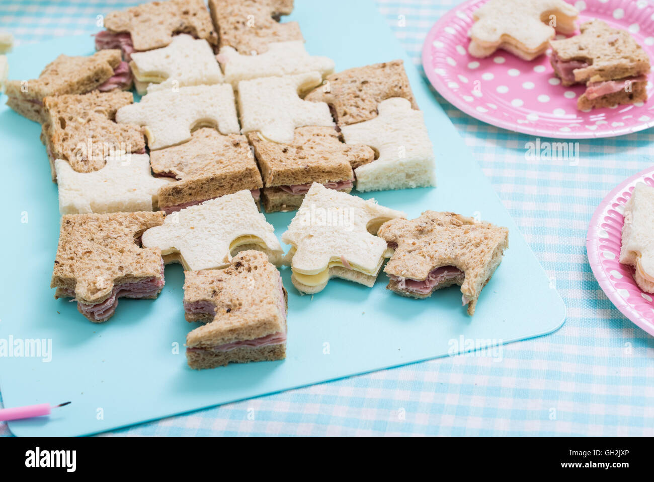 Party-Sandwich-Snack, Jigsaw Puzzle lustige Form auf Tisch Stockfoto