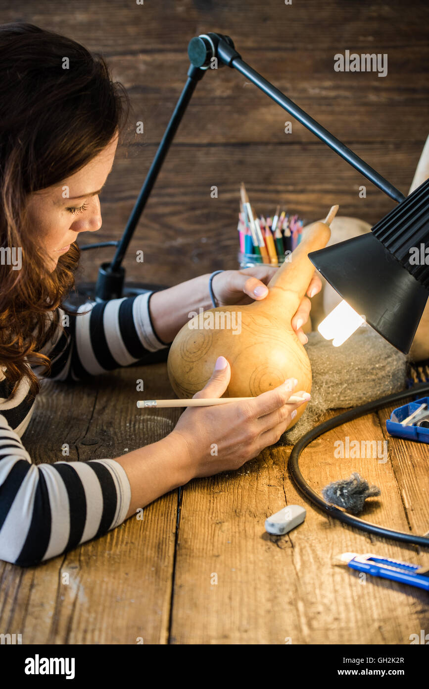 junge Handwerker arbeitet in Kreativ-Werkstatt Stockfoto