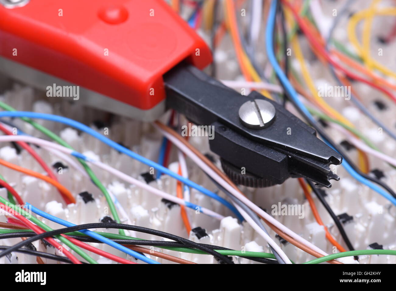 Telekommunikation-Hauptverteiler mit Kabeln und Stanzwerkzeug, Nahaufnahme Stockfoto