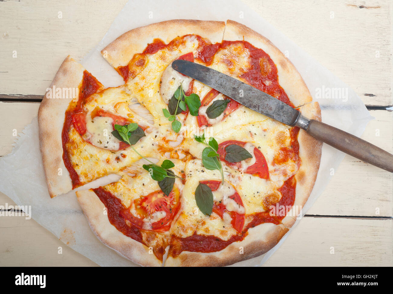 Traditionelle italienische Pizza Margherita Tomate Mozzarella und Basilikum Stockfoto