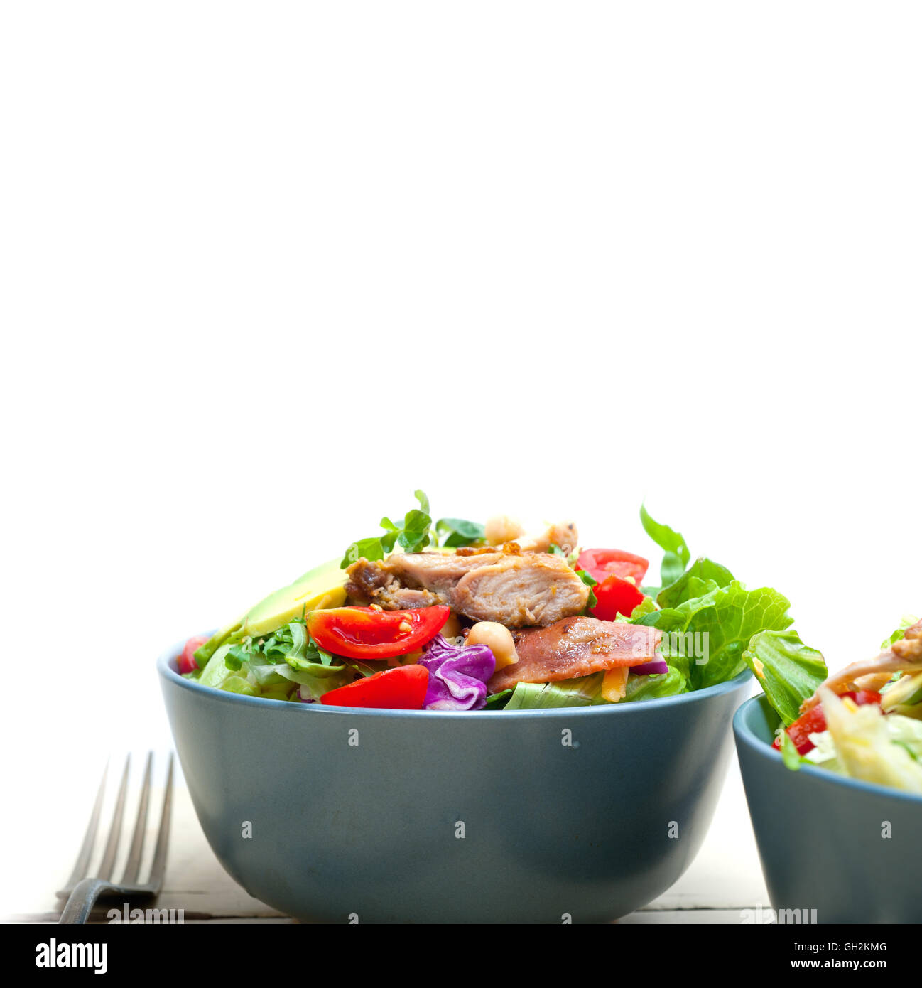 Frische und gesunde Hähnchen Avocado Salat über rustikalen Holztisch Stockfoto