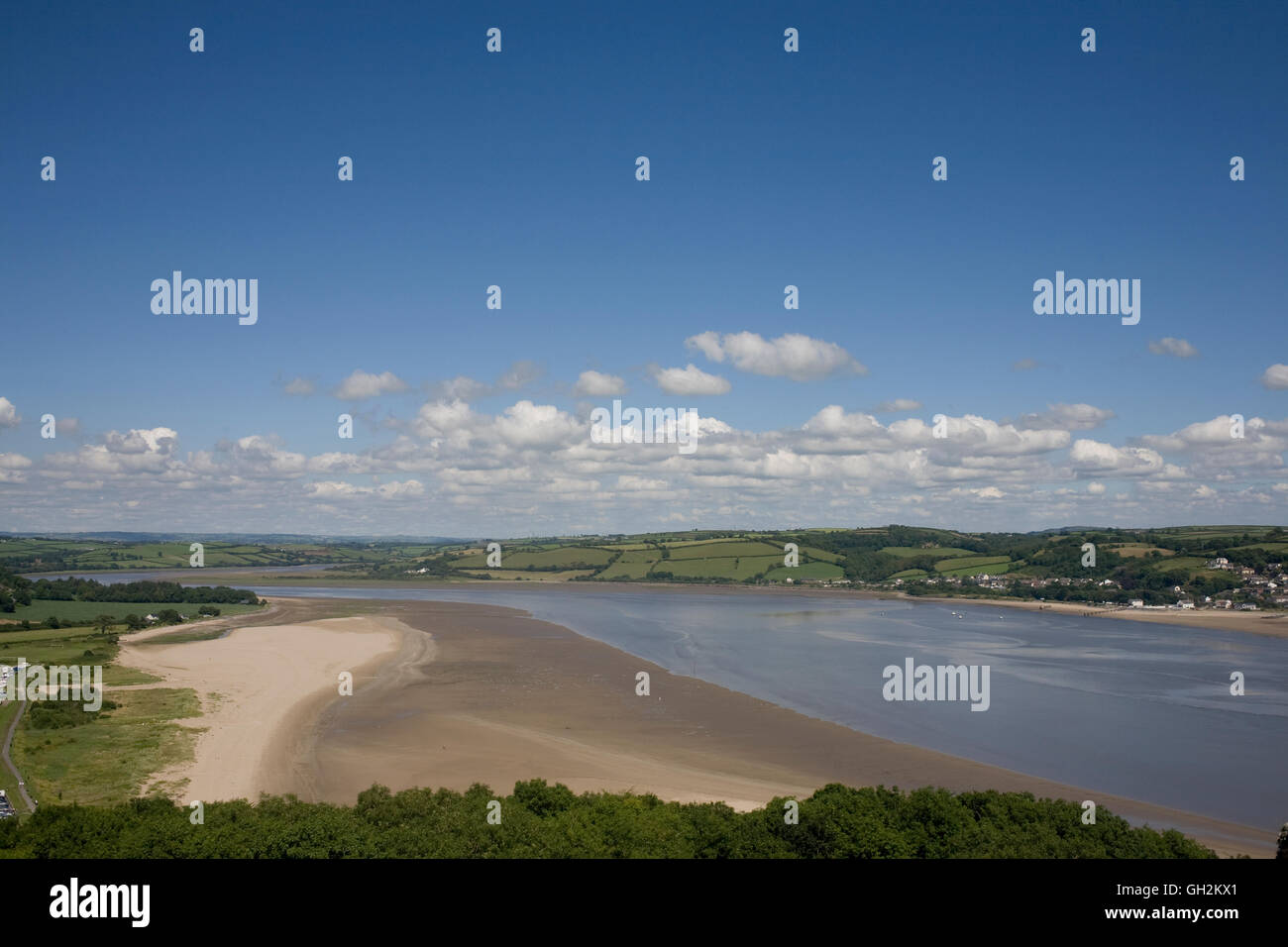 Sommerhimmel über dem Strand von Llansteffan von Llansteffan Burg gesehen Stockfoto Sommerhimmel über dem Strand von Llansteffan von Llansteffan Burg gesehen Stockfoto