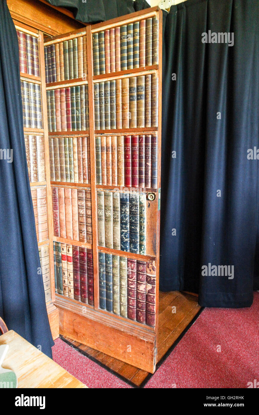 Eine Tür gemacht auszusehen wie Bücherregale in Ingestre Hall Ingestre Staffordshire England UK Stockfoto