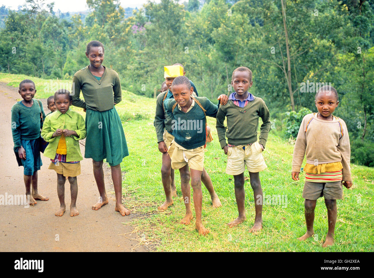 Schülerinnen und Schüler in einem abgelegenen Teil von Kenia Fuß zur Schule jeden Morgen. Stockfoto
