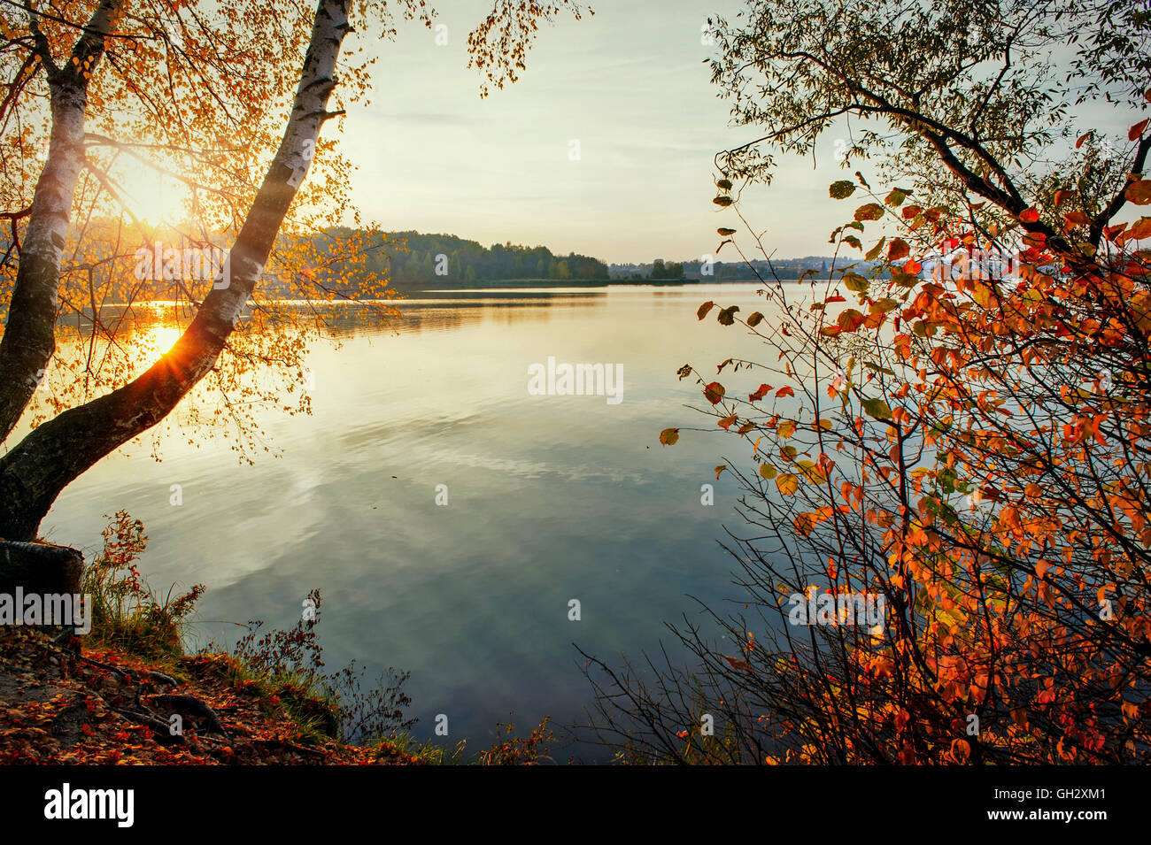 Herbst Sonnenuntergang auf dem See mit Reflexion der Sonne im Wasser Stockfoto