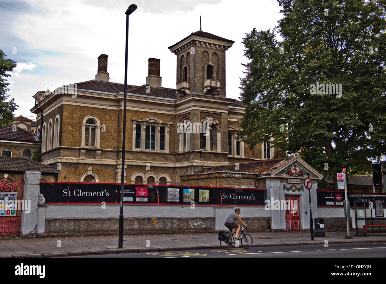 St Clements Hospital von Mile End Road im Londoner East End vor der großen Sanierung gesehen. Stockfoto