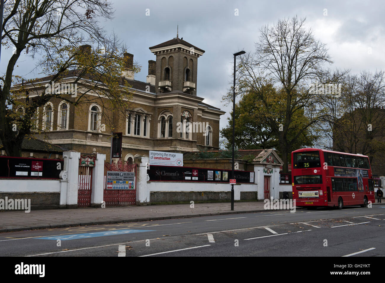 St Clements Hospital von Mile End Road im Londoner East End vor der großen Sanierung gesehen. Stockfoto