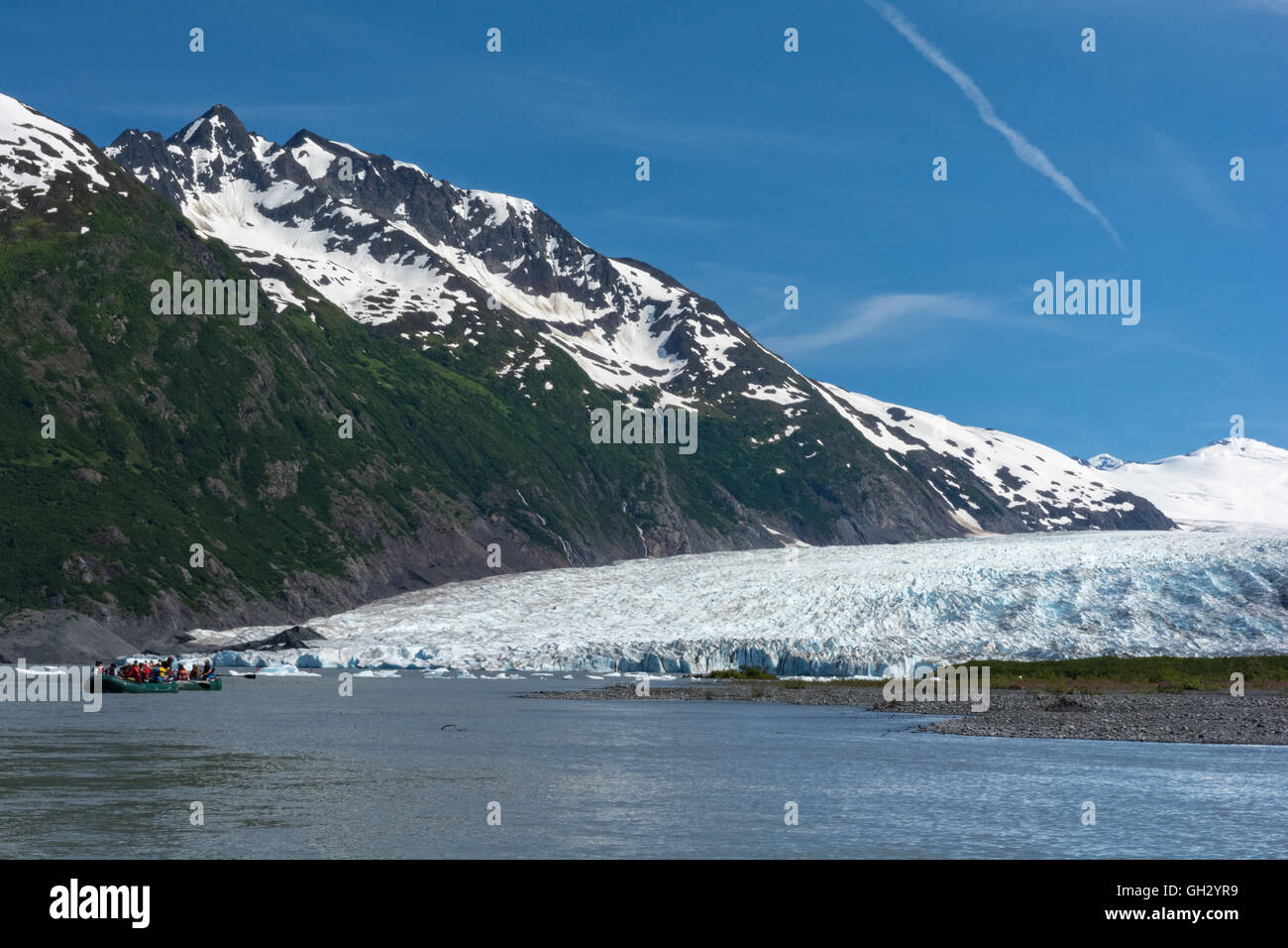 Ein Floß voller Menschen schwimmen im See, erstellt durch das Schmelzwasser aus dem Spencer-Gletscher auf der Kenai-Halbinsel in Alaska. Stockfoto