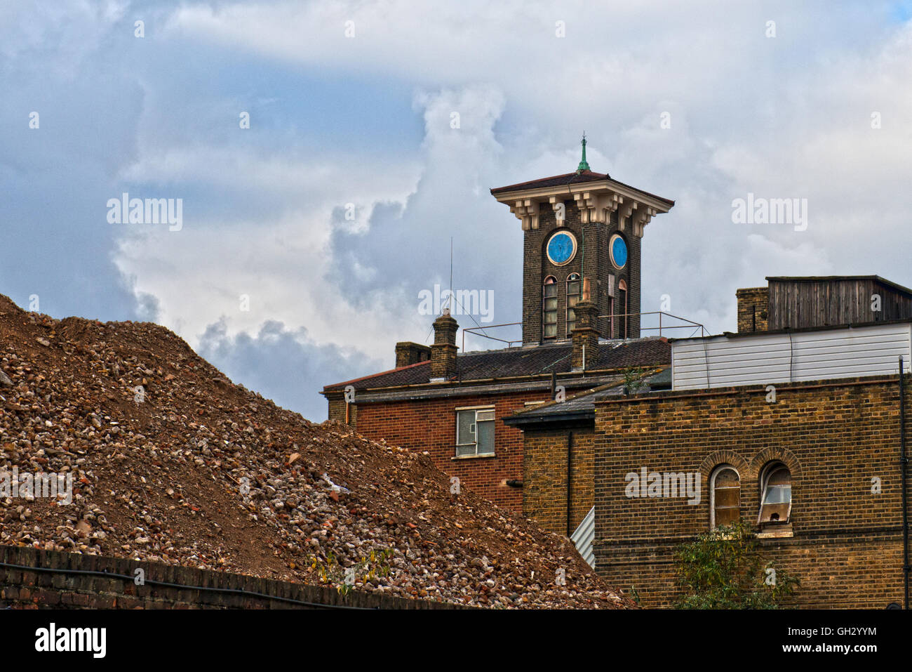 Im alten Arbeitshaus Teil abgerissen jetzt im St Clements Hospital im Londoner East End vor der großen Sanierung. Stockfoto