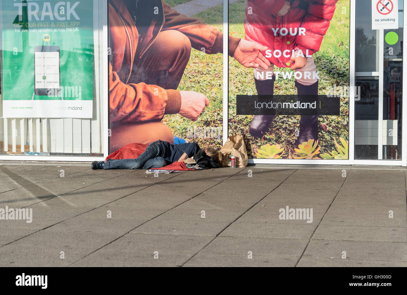 Obdachlose Menschen schlafen auf den Straßen von Milton Keynes Stockfoto