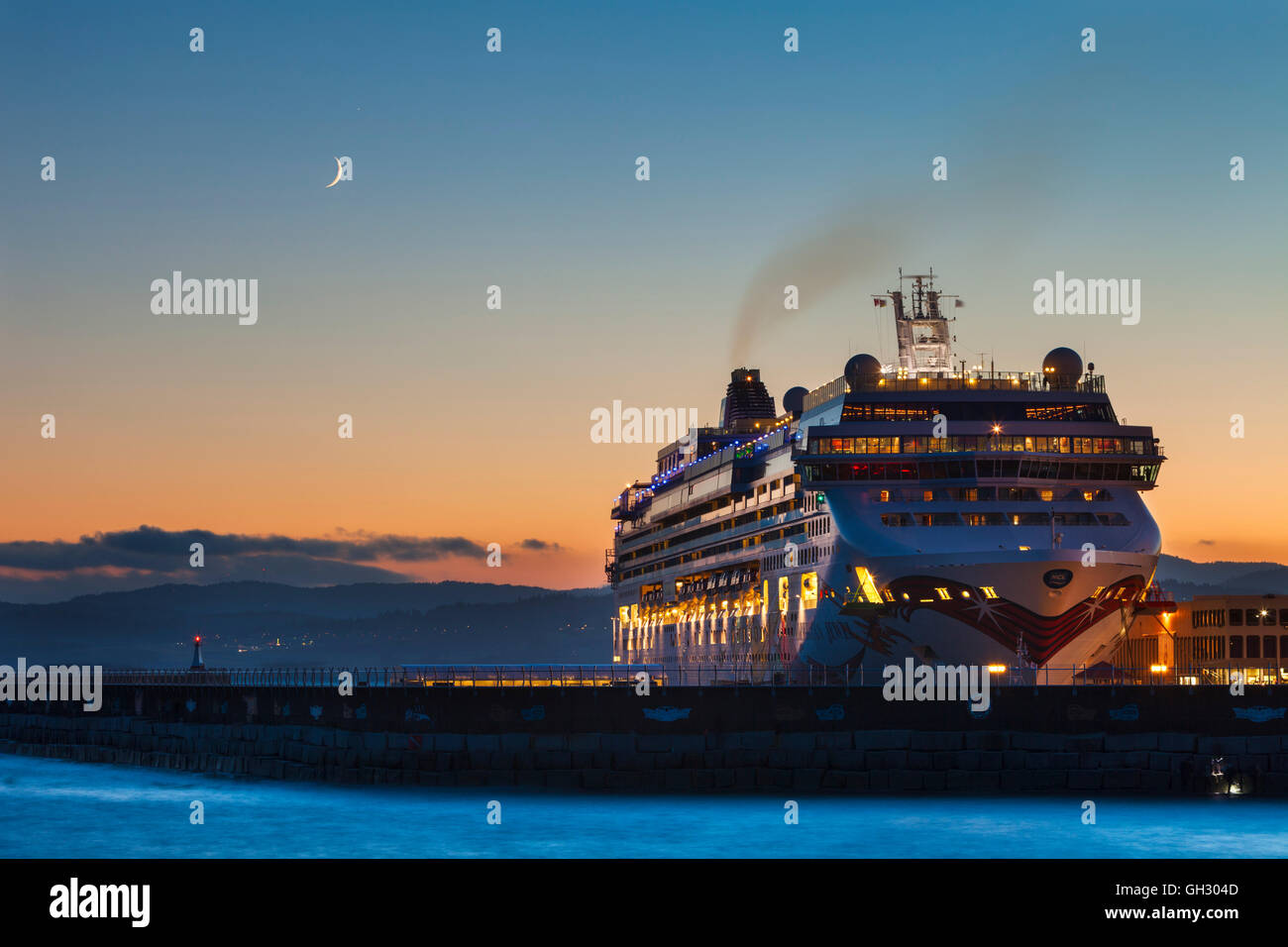 Luxus-Kreuzfahrtschiff, die Norwegian Jewel festgemacht am Ogden Point-Victoria, British Columbia, Kanada. Stockfoto