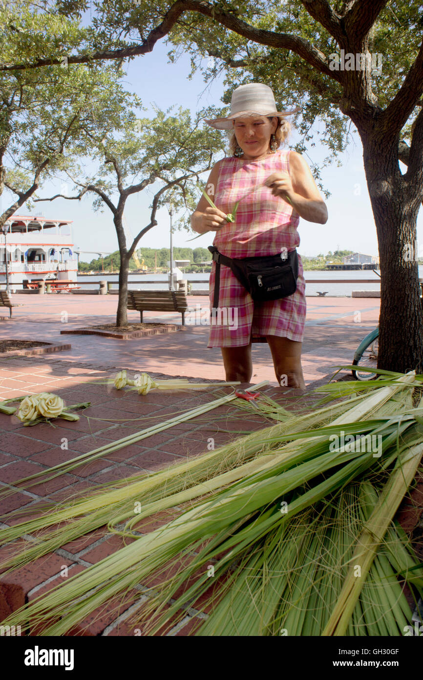 Savannah native crafting Palme Wedel Rosen auf dem historischen Flussufer. Stockfoto
