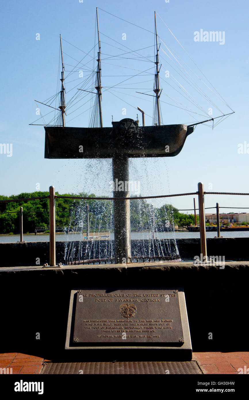 Tall-Ship-Bronze-Skulptur & Brunnen entlang des Flussufers in Savannah, Georgia. Stockfoto