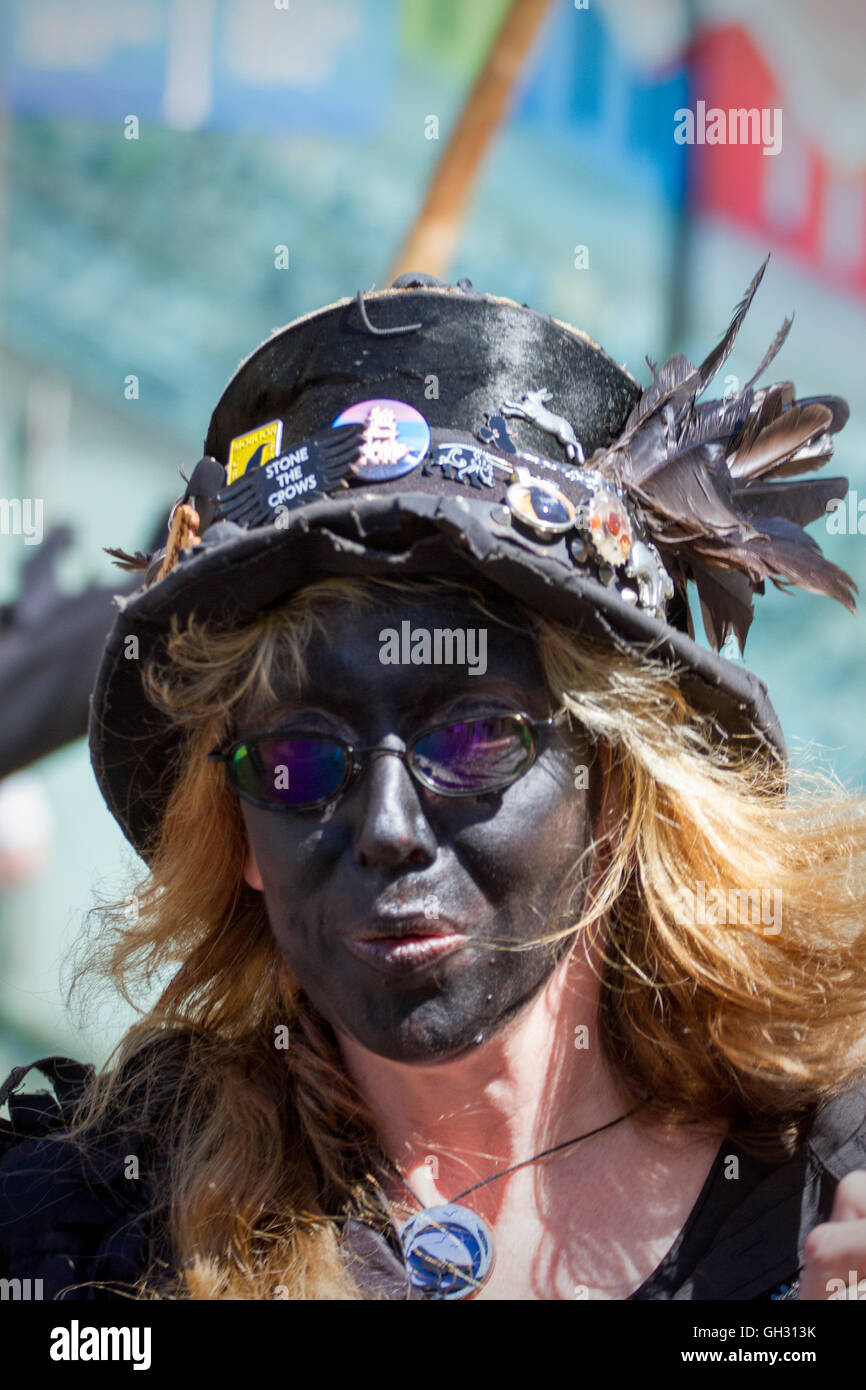 Stein führen die Krähen Grenze Morris Black-faced Morris Dancers in Blackpool, Lancashire, UK Stockfoto