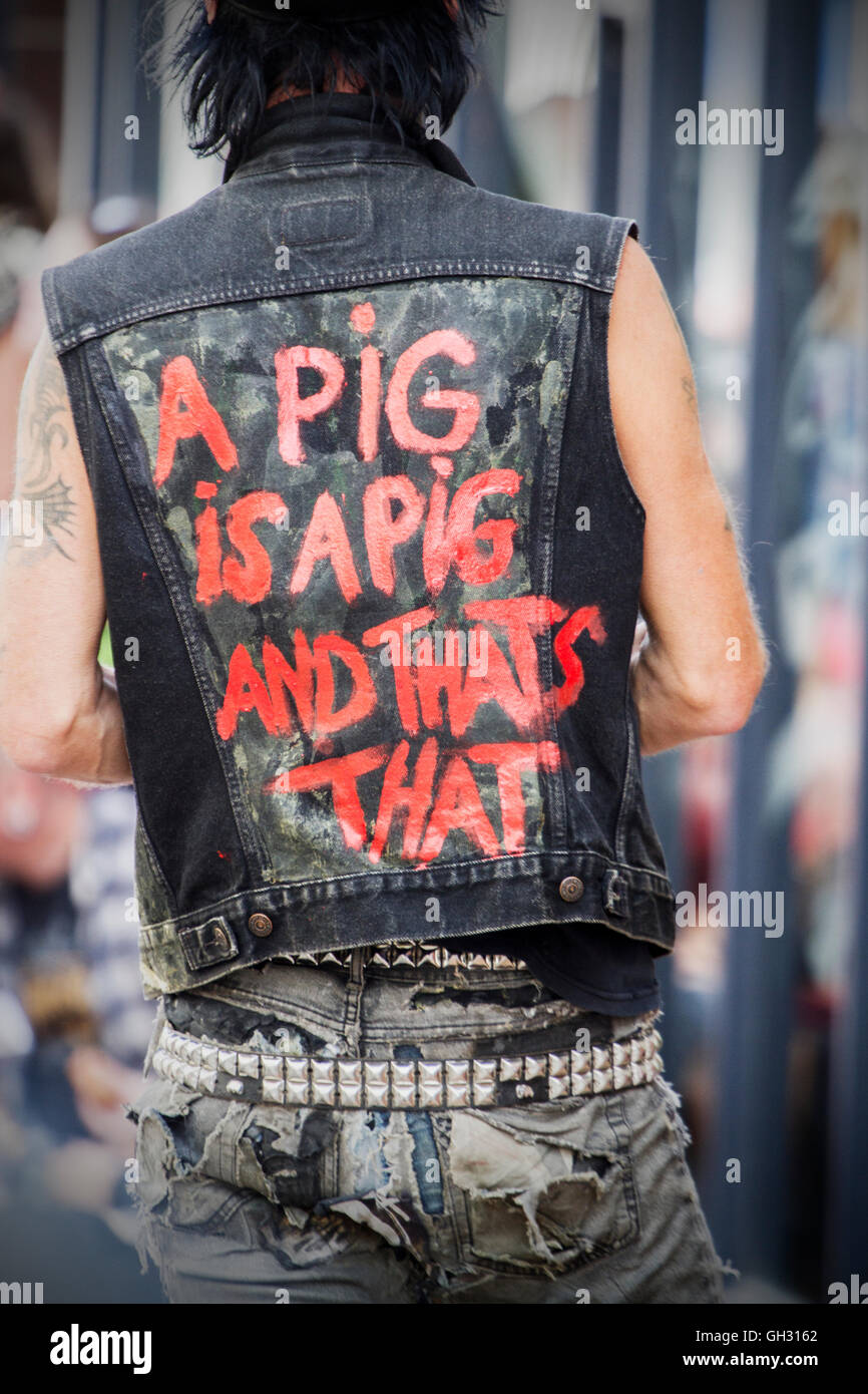 Eine Punk Rock Rebel, Rebellion rebellion Blackpool festival Spike ährentragend spiky Mohican mohawk Haar frisur Outlaw steampunk Doc Martens rock Rocker Stockfoto