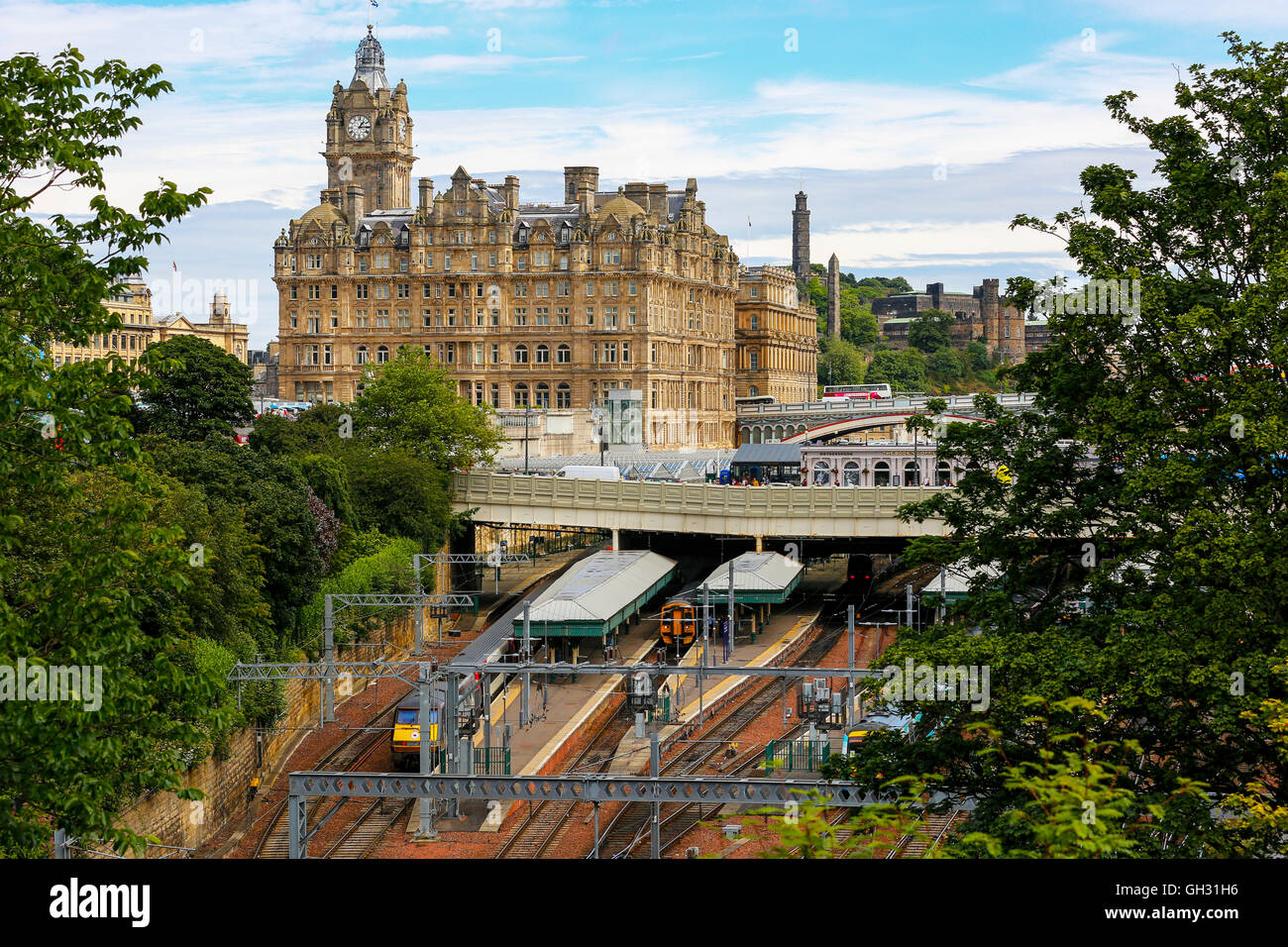 Bahnhof Waverley und das Balmoral Hotel auf Princes Street, Edinburgh, Scotland, UK Stockfoto