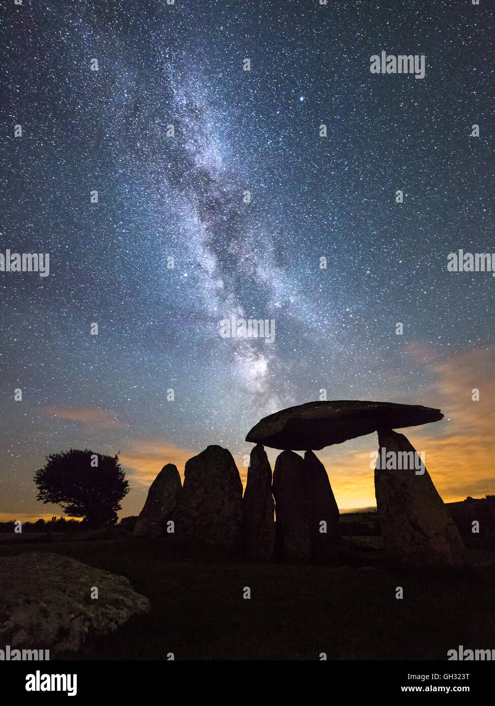 Milky Way-Streifen über die Pentre Ifan Grabkammer in den Preseli-Bergen, Pembrokeshire. Ein gekammerten Grab des so genannten Stockfoto