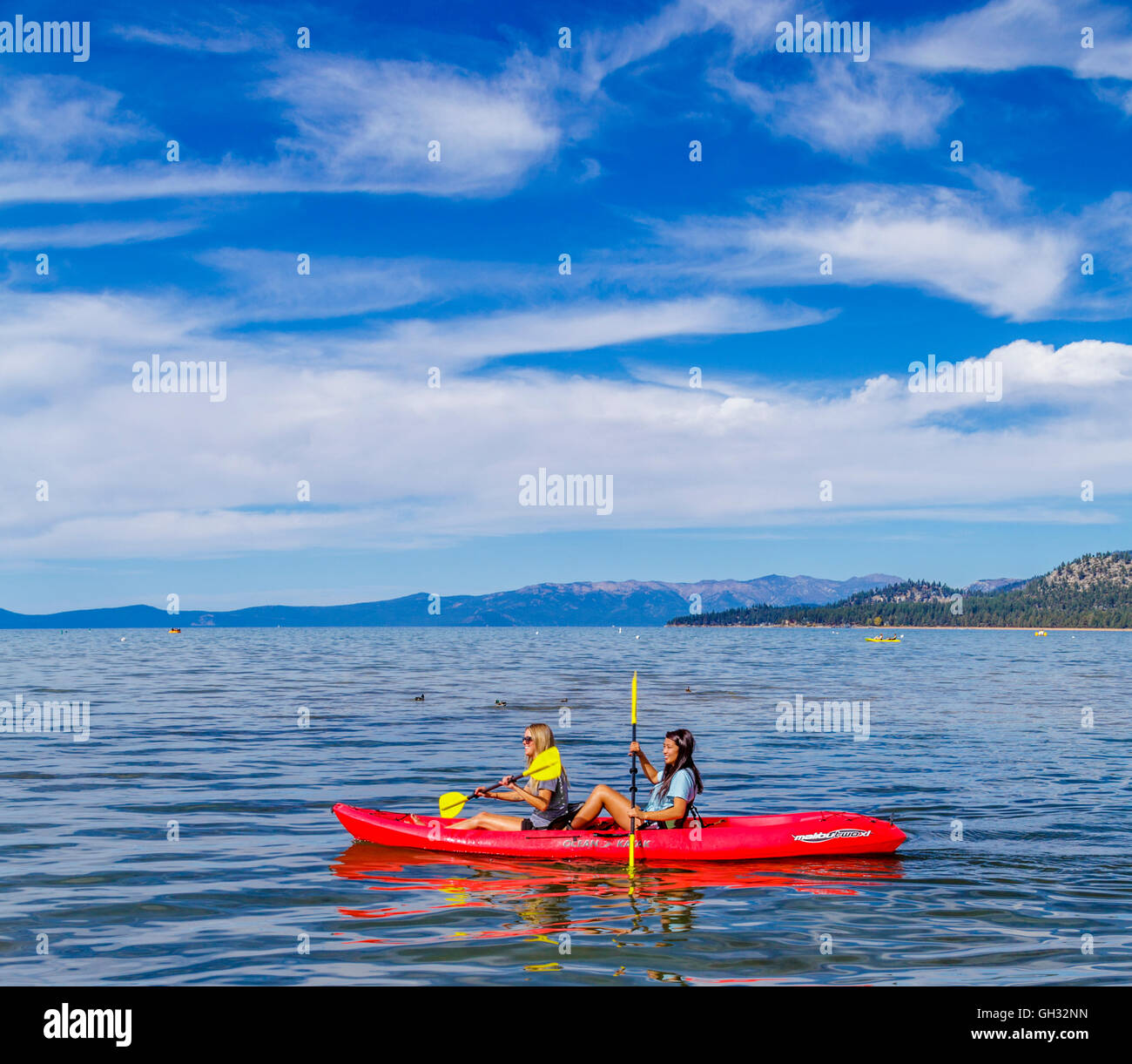 Kajakfahrer erkunden Lake Tahoe Stockfoto