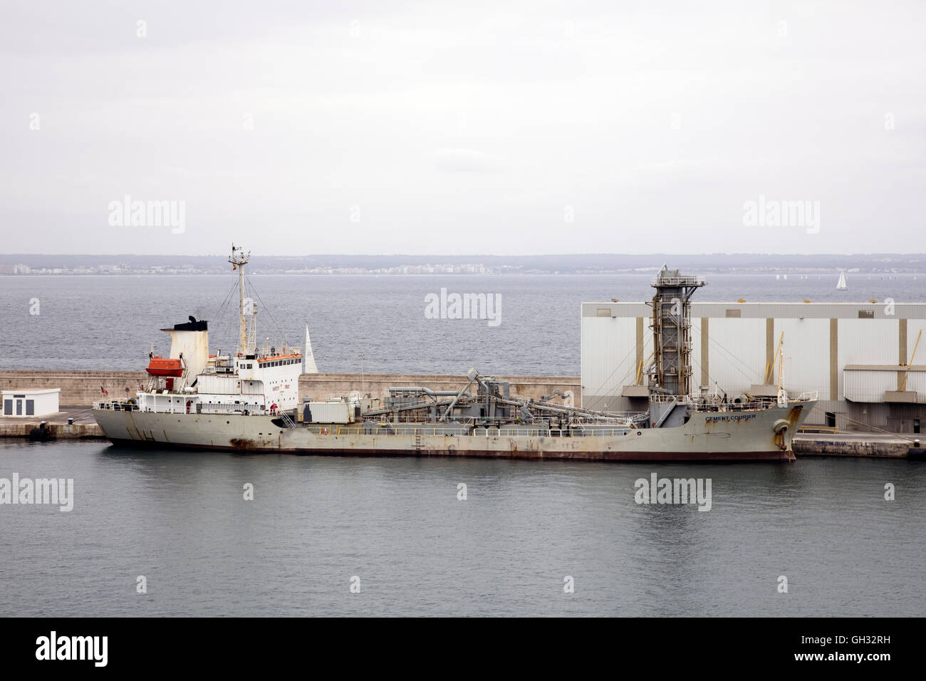 Zement-Schiff Zement Kurier in einem spanischen Hafen Stockfoto
