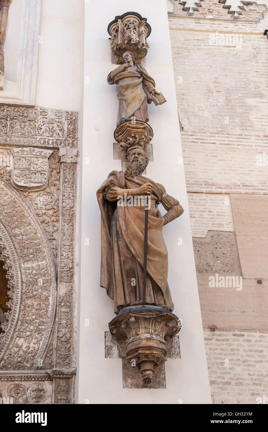 Statue des Heiligen Paulus der Apostel durch das Tor der Vergebung von Sevilla Kathedrale Stockfoto