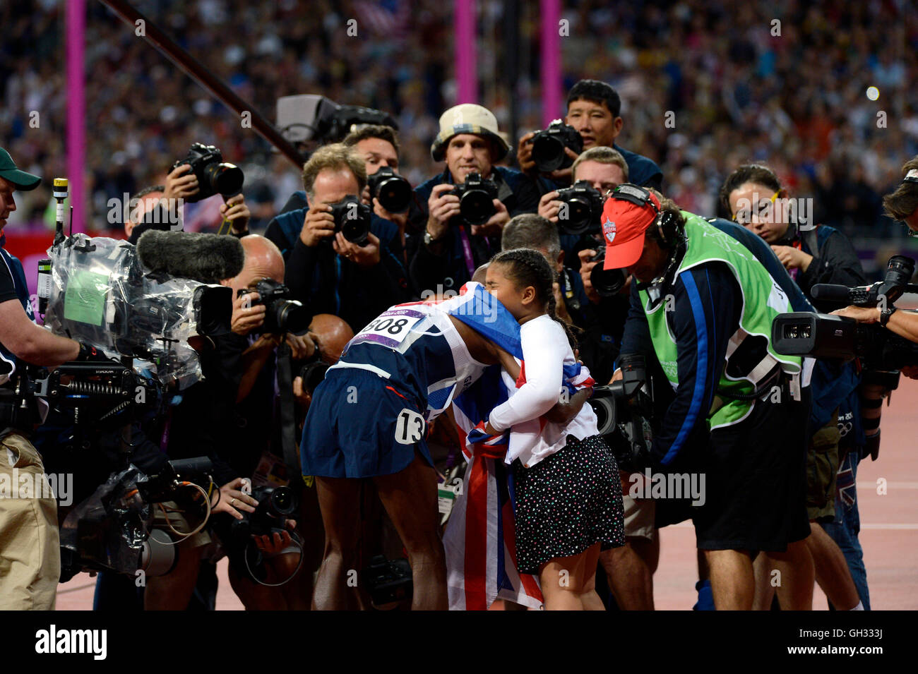 London 2012 - Olympiade: Leichtathletik - Herren-10.000-Meter-Finale.  Mohamed Farah - Großbritannien nach dem Gewinn der Goldmedaille. Stockfoto