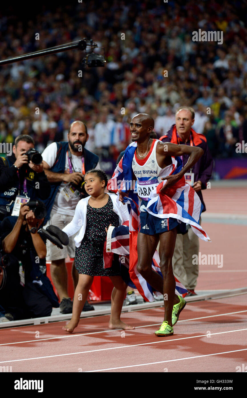 London 2012 - Olympiade: Leichtathletik - Herren-10.000-Meter-Finale.  Mohamed Farah - Großbritannien nach dem Gewinn der Goldmedaille.  E Stockfoto