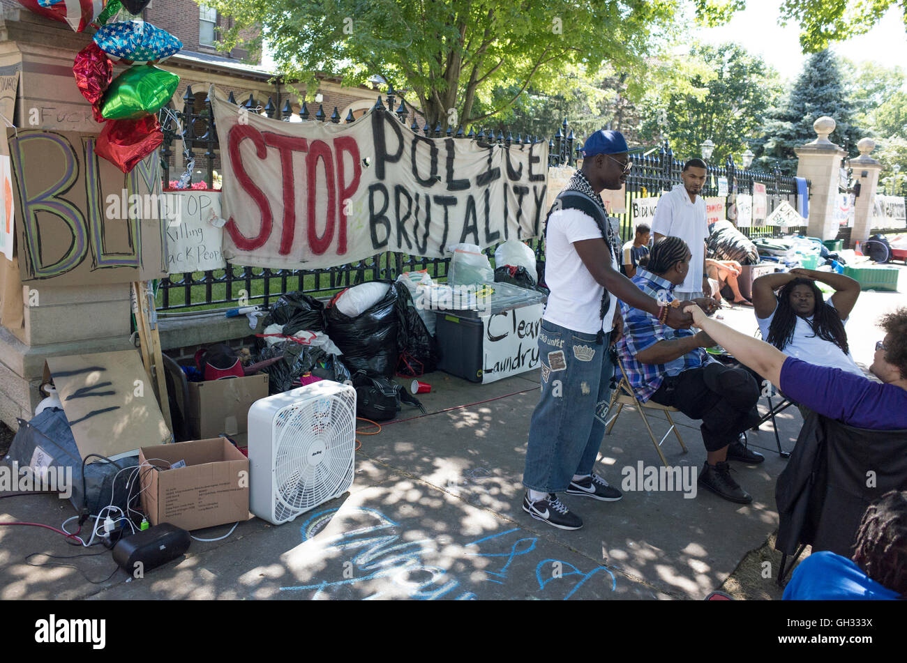 Schwarzen & weiße Männer greifen Hände in Solidarität über Polizei schießen von Phil Castle von Governor es Home. St Paul Minnesota MN USA Stockfoto