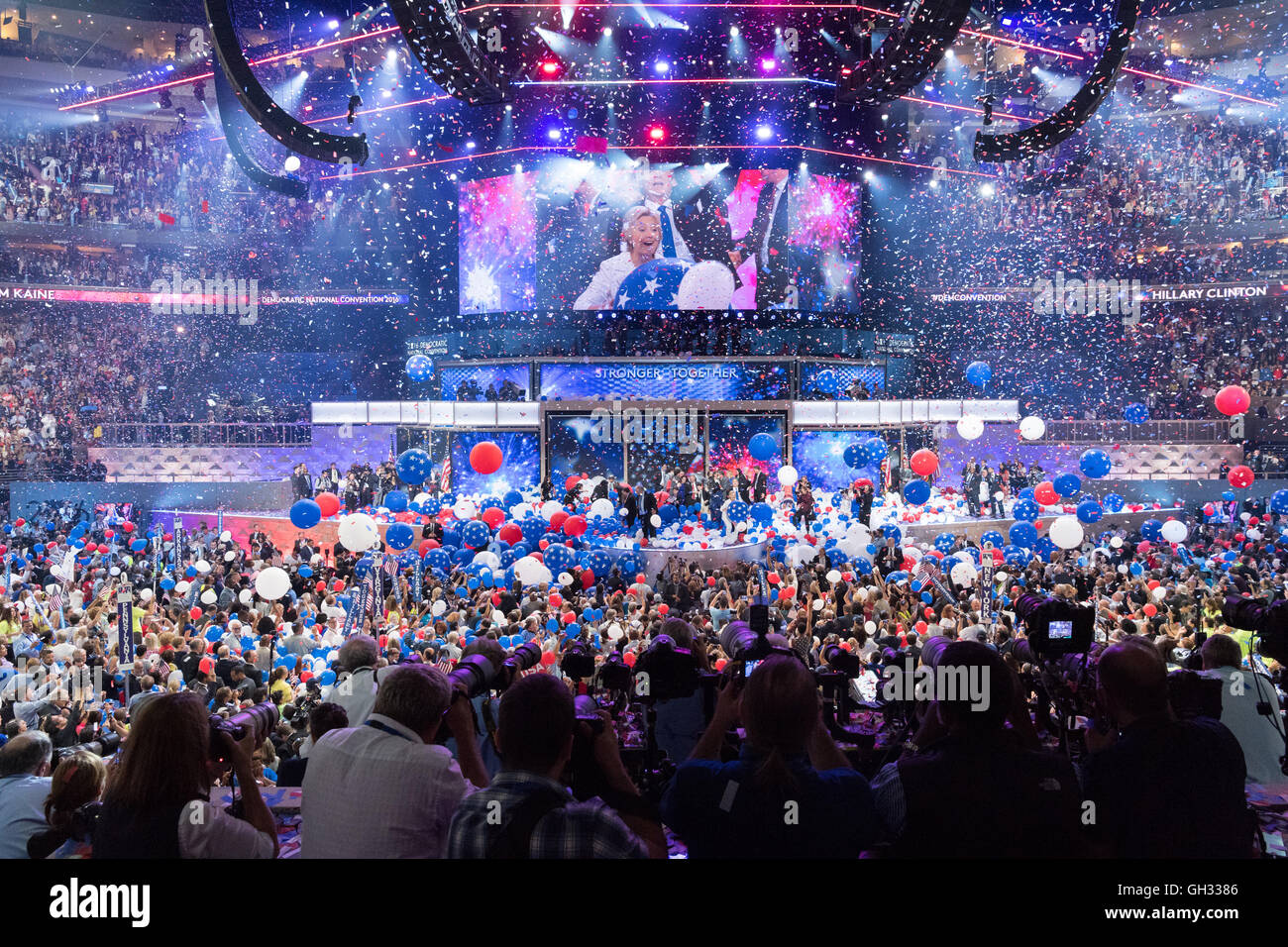 Hillary Clinton und Kandidaten für die Vizepräsidentschaft Gouverneur Tim Kaine während der Ballon fallen nach Annahme als demokratischen Kandidaten für den Vorsitz während der Schlusstag der Democratic National Convention im Wells Fargo Center 28. Juli 2016 in Philadelphia, Pennsylvania. Stockfoto