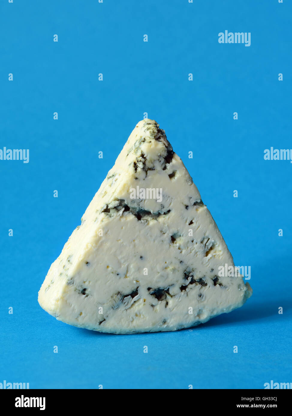 dänische blau halbfestem Käse auf blauem Hintergrund Stockfoto