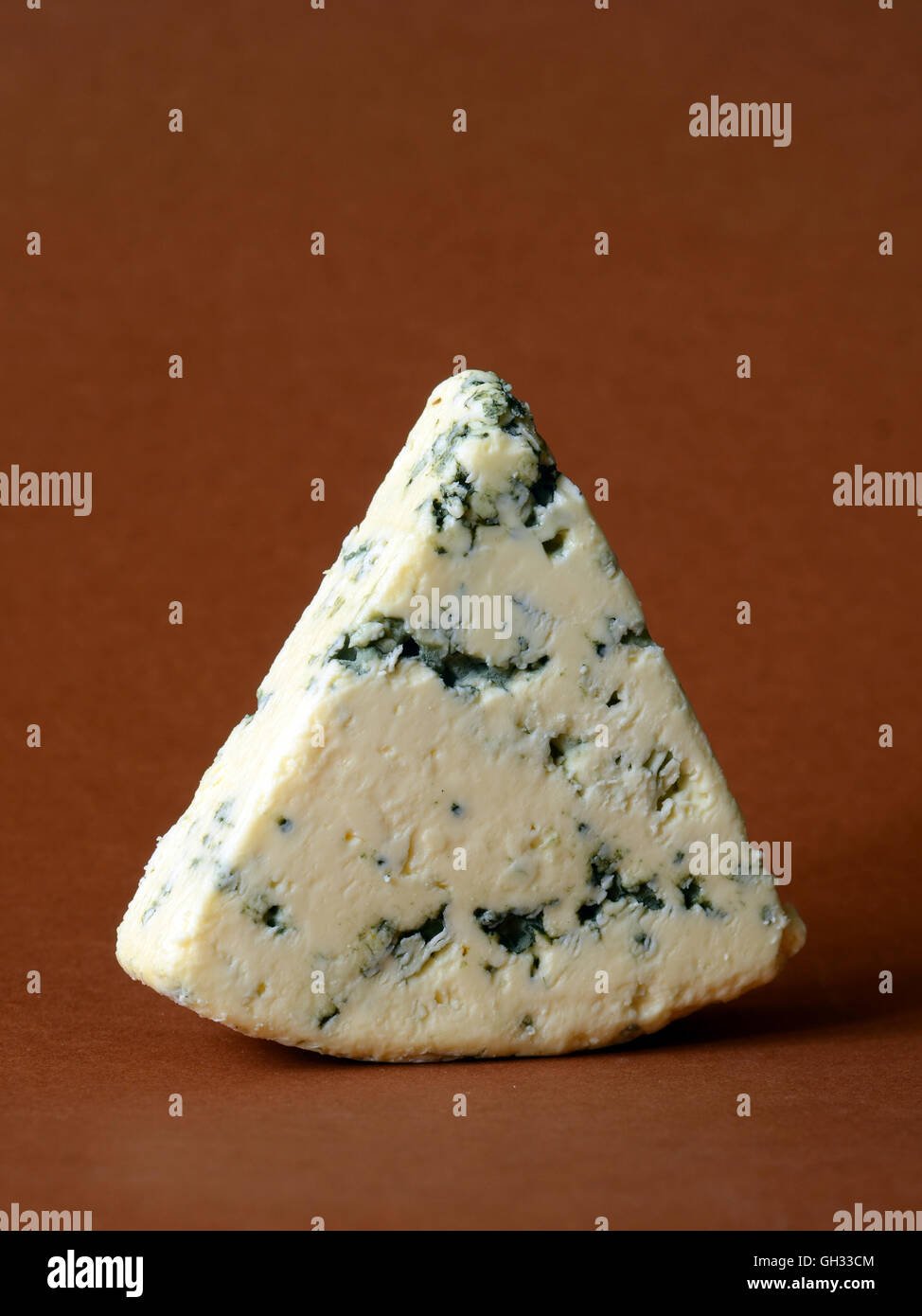 dänische blau halbfestem Käse auf braunem Hintergrund Stockfoto