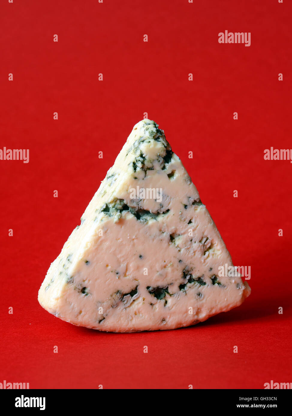 dänische blau halbfestem Käse auf rotem Grund Stockfoto