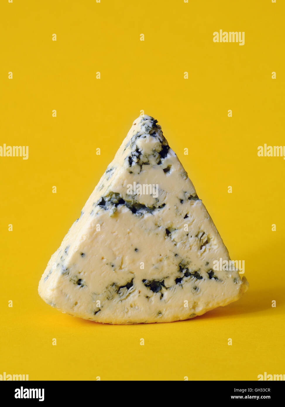 dänische blau halbfestem Käse auf gelbem Hintergrund Stockfoto