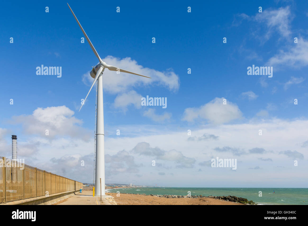 Windturbine zur Stromerzeugung in Shoreham, West Sussex, England, UK. Stockfoto