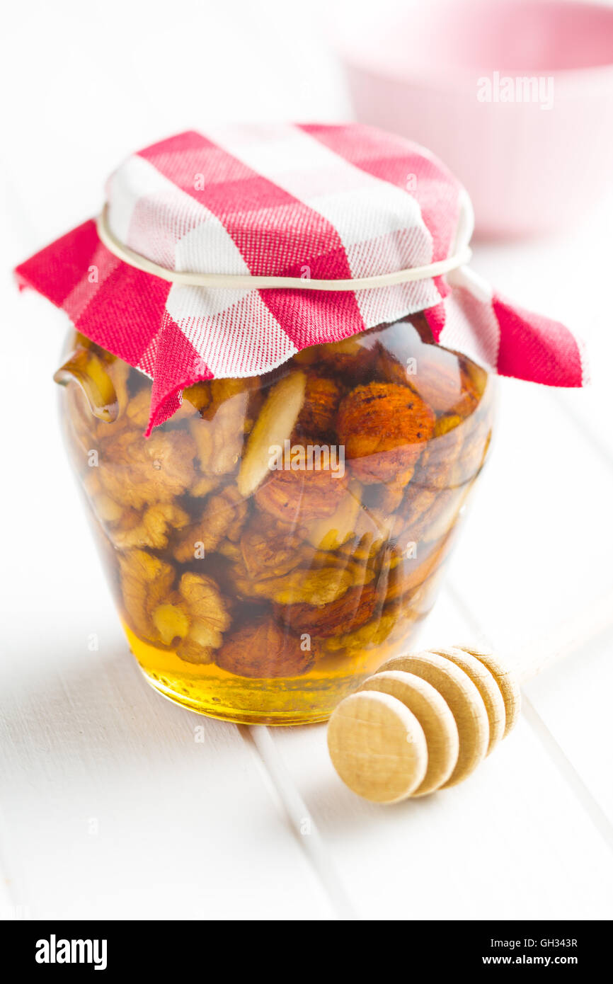 Honig und Nüssen in Glas am Küchentisch. Stockfoto