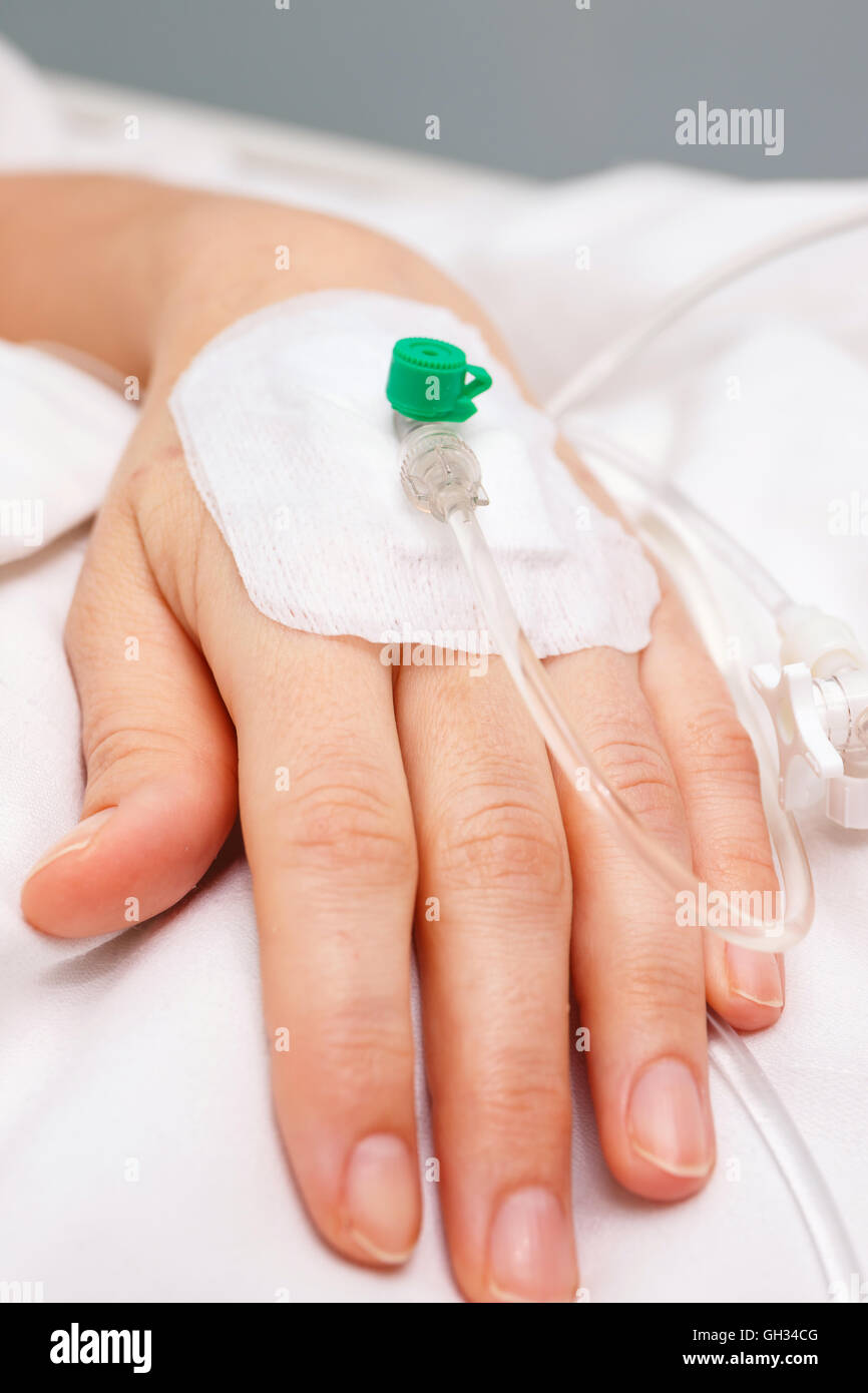 Nahaufnahme von einem Tropf in der Hand des Patienten Stockfoto