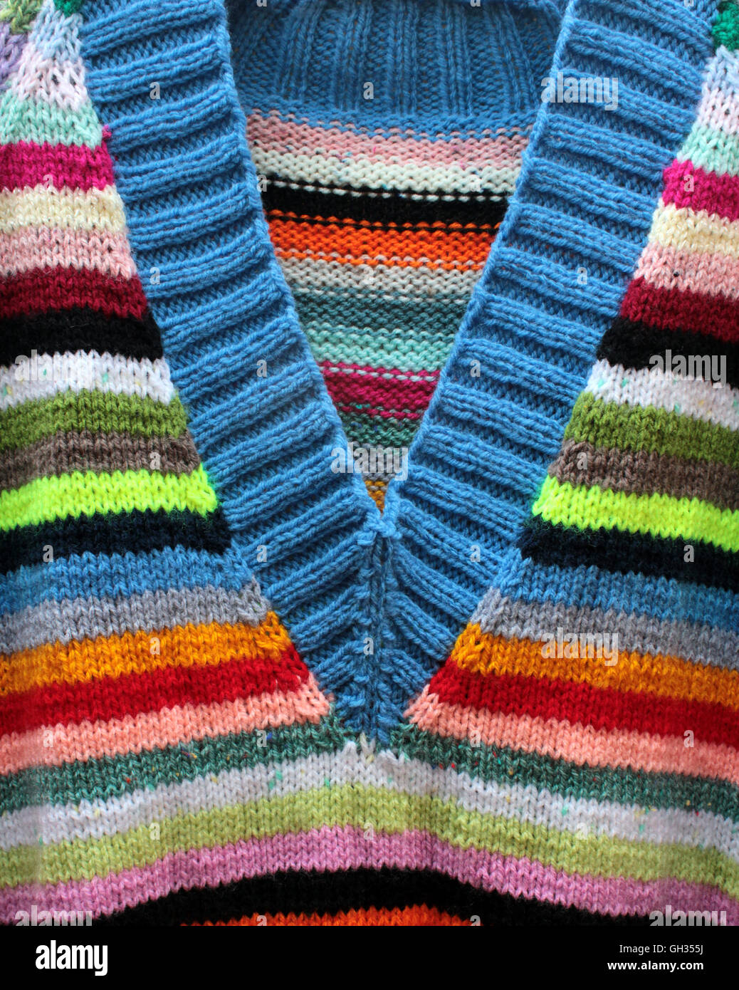 Stripey Pulli oder Pullover Hand gestrickt aus einer Mischung von Farben der Acrylgarn Stockfoto