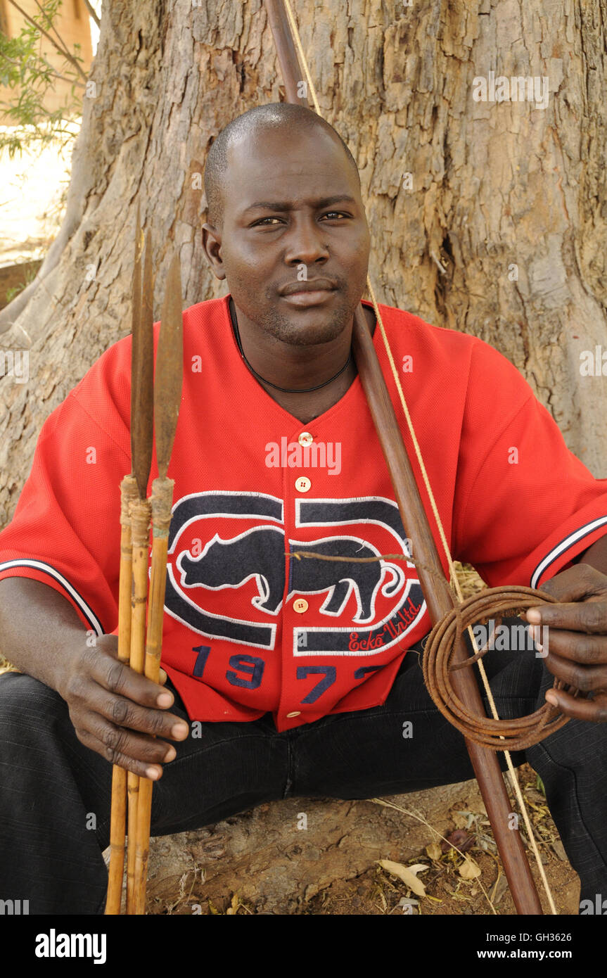 Geographie/Reisen, Kenia, Kollege des Kenya Wildlife Service (anti Wilderer Einheit) mit Abgabe Pfeile, Bogen und Loop im Park Headquarter in Ithumba, Tsavo Ost Nationalpark, Afrika, Additional-Rights - Clearance-Info - Not-Available Stockfoto
