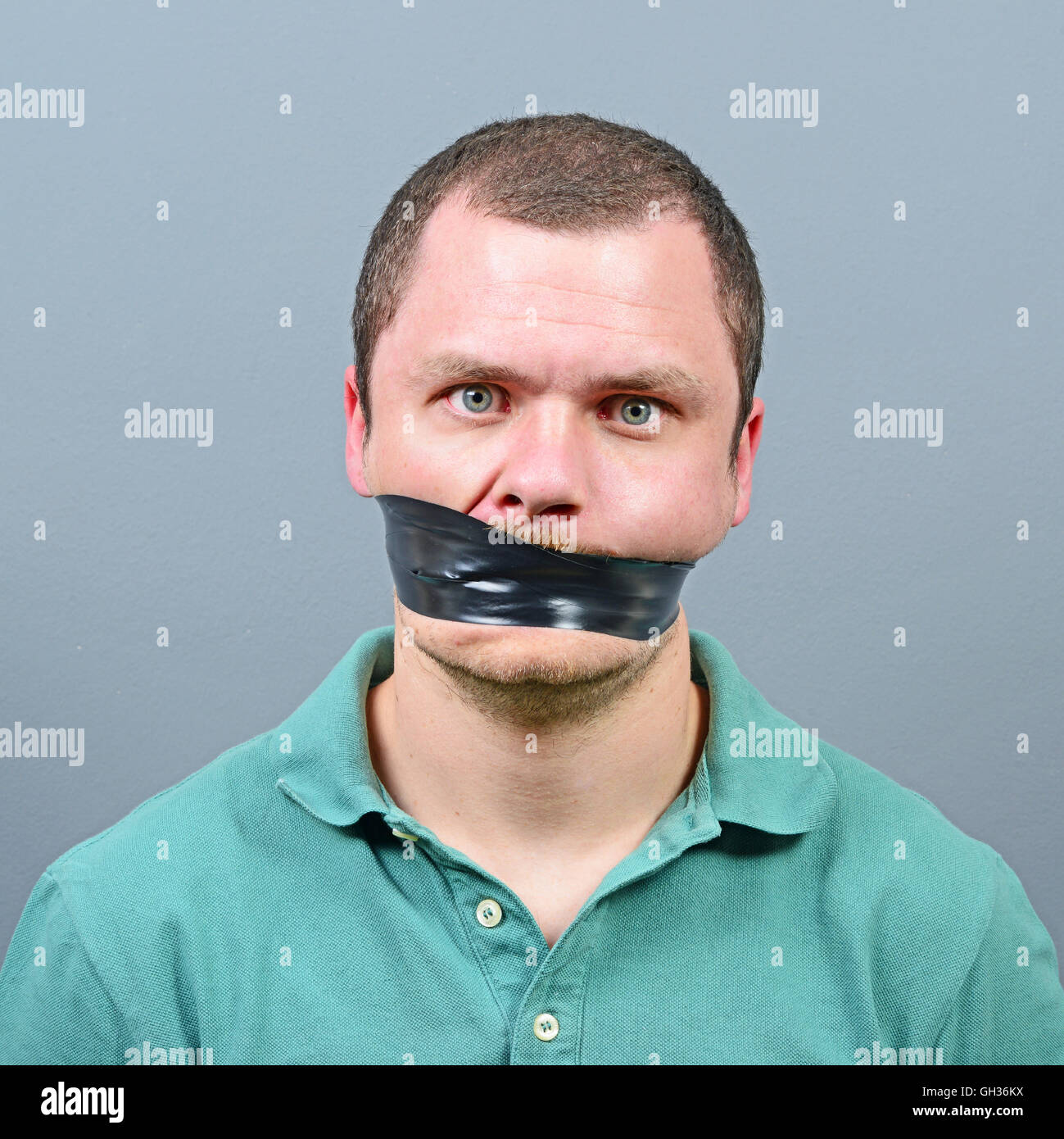 Entführten Mann mit Klebeband über den Mund Stockfoto