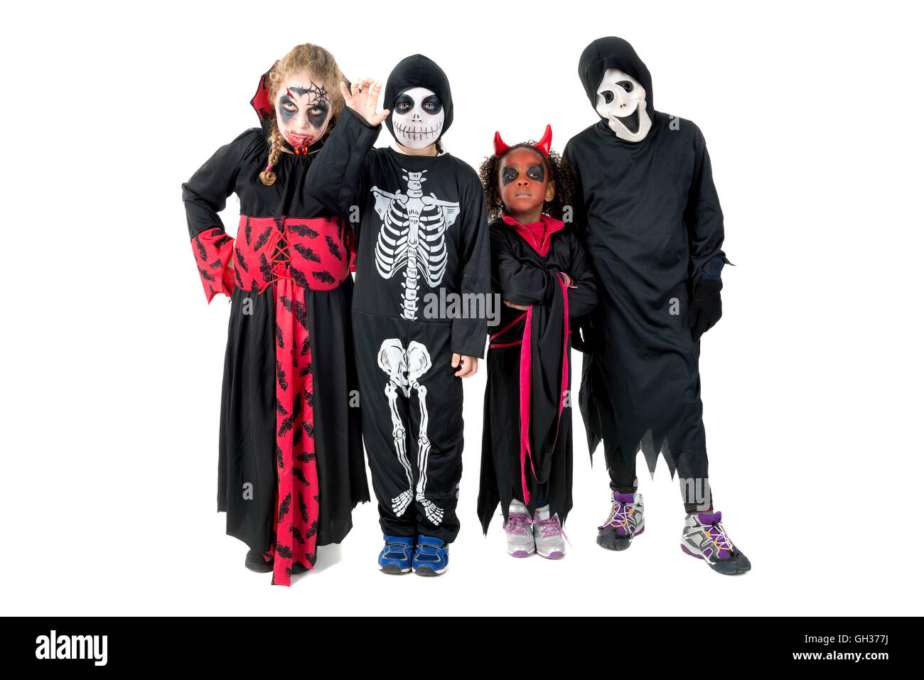 Gruppe von Kindern mit Gesicht malen und Halloween-Kostüme Stockfoto