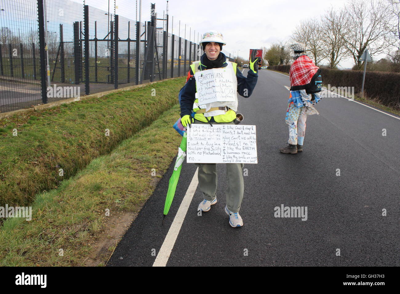 AWE Aldermaston gegen Atomwaffen - trident - Demonstranten versammeln sich GATES Stockfoto