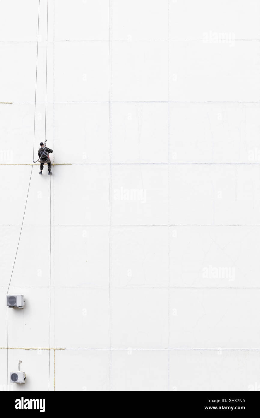 Instandhalter außerhalb einer Wand Klettern Stockfoto