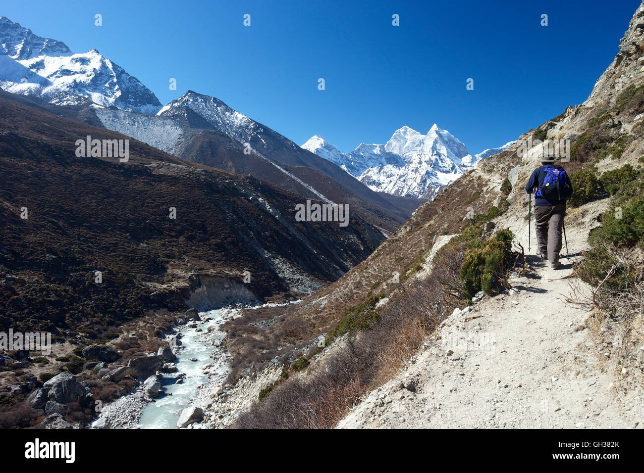 Trekker auf pheriche Pass mit Ama Dablam Abstand, Sagarmatha National Park, solukhumbu District, Nepal, Asien Stockfoto