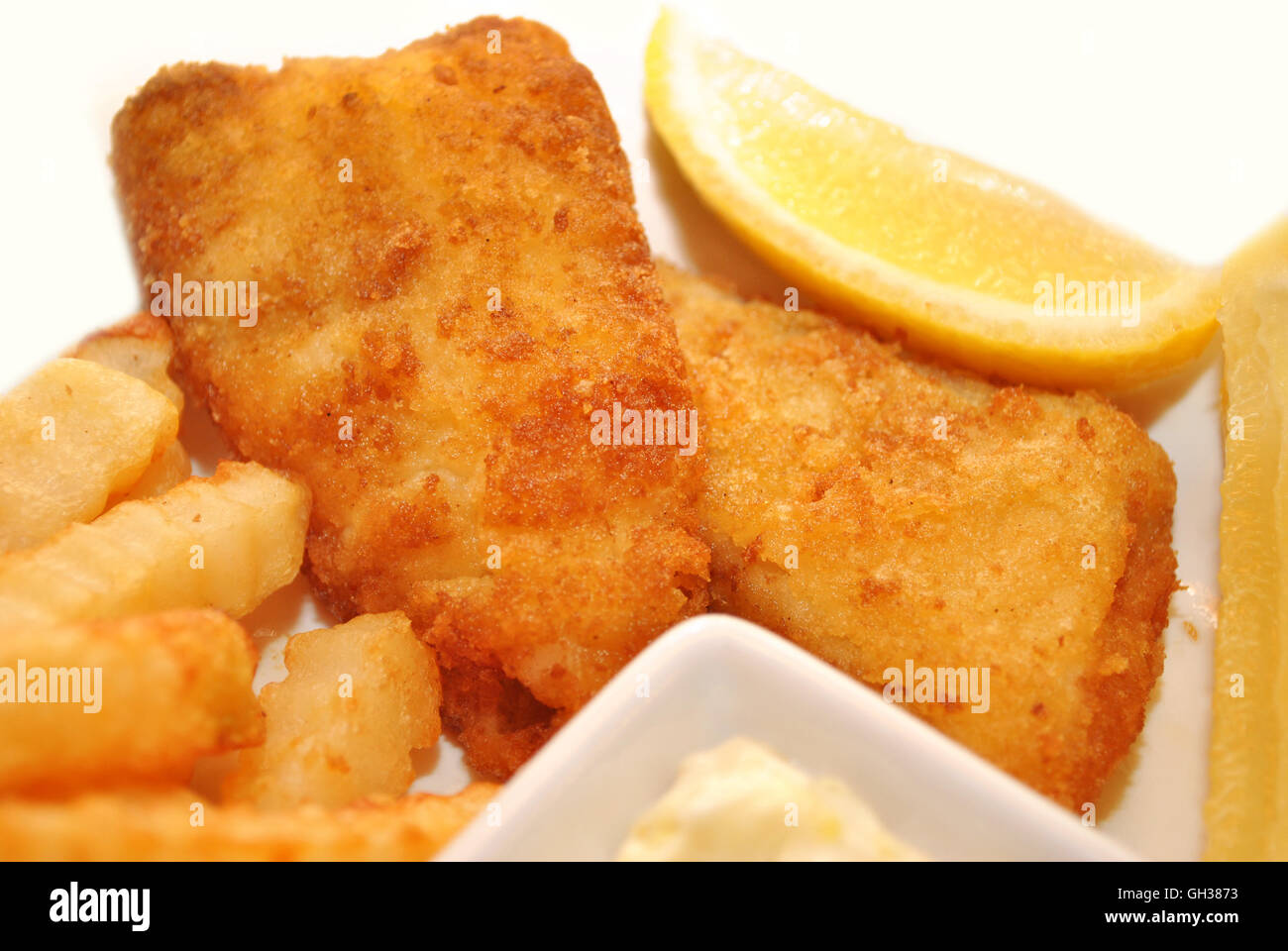 Fish And Chips mit Zitronenspalten Stockfoto